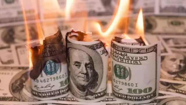 Nuevo récord histórico del dólar blue: se dispara a más de $ 300 y el CCL llegó a $ 307