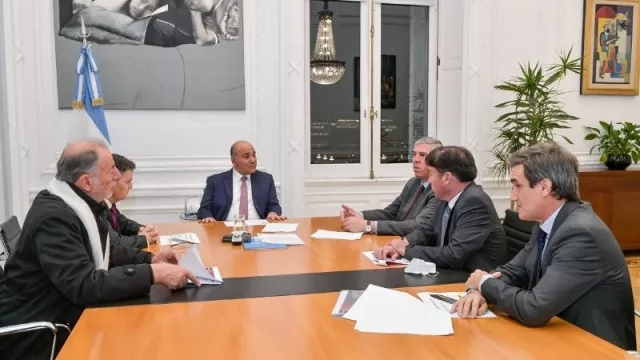 Manzur recibió a directivos de Renault, que ratificaron el compromiso con la movilidad sustentable