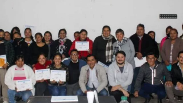 Emprendedores aprenden estrategias para fidelizar clientes (capacitación en economía popular)