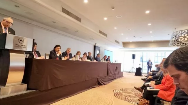 En Canadá, el gobernador Sáenz garantizó seguridad jurídica para la actividad minera (lo hizo ante inversores del mundo)