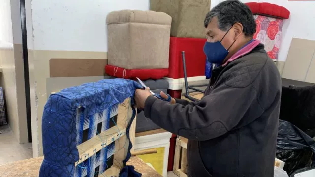 Vecinos se convirtieron en tapiceros (un taller que comienza a dar frutos)