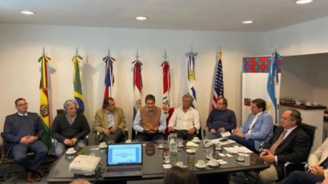 Analizan alternativas para fortalecer el traslado aéreo de cargas