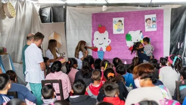 Charla sobre el cuidado bucal para niños (en el comedor Pequeña Dina)