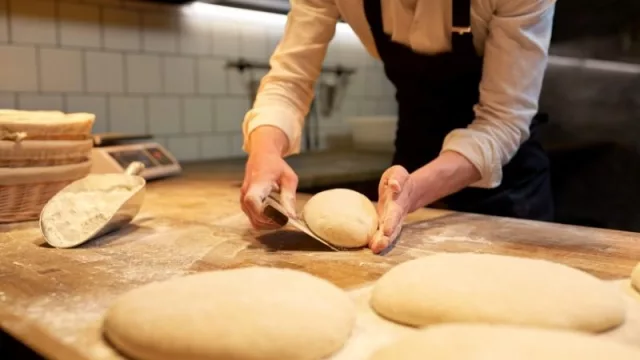 Los panaderos siguen esperando la harina subsidiada (aguantan para no aumentar precios)