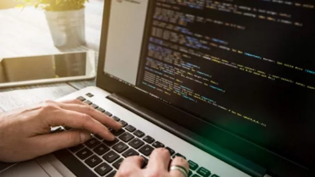 Empresa de tecnología ofrece 100.000 becas para aprender a programar (a través de la cooperación en línea)