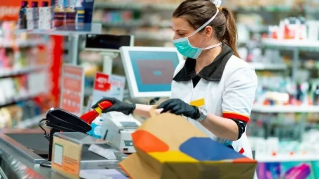 Los empleados de comercio cobran con aumento este mes (en paritarias ya negocian una suba para el primer trimestre)