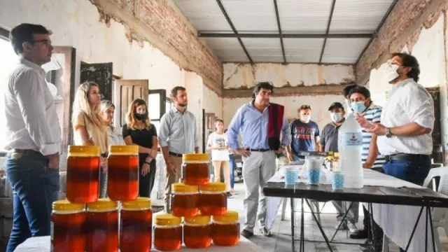 En El Galpón, la cooperativa apícola “Flor de Garabato” busca crecer en su producción