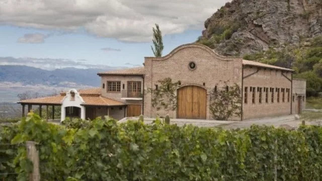 La edad solo es importante si eres un buen vino, y de esto sabe mucho la familia Etchart de  Bodega Yacochuya