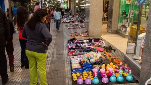 Más de 550 comerciantes denunciaron a los manteros por amenazas: piden investigar el origen de la mercadería