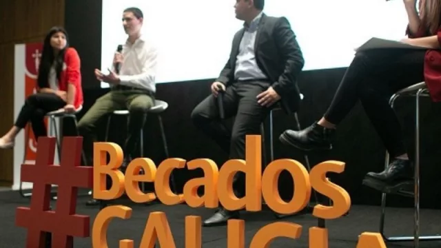 Otorgan 800 becas de conectividad a estudiantes universitarios