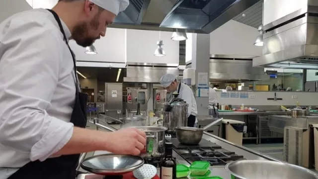 ¡Atentos! Hay 78 vacantes laborales para beneficiarios de programas de empleo (se buscan cajeros, mozos y ayudantes de cocina) 