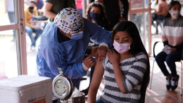 En la UCASAL se habilitó un vacunatorio móvil para promover el cuidado de la salud entre estudiantes y docentes