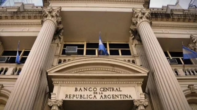 El BCRA ya no compra dólares, pero sigue con poder de fuego para tener el CCL a raya