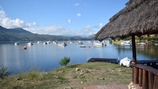 A orillas del dique Cabra Corral, Terrazas del Lago te acerca al cielo