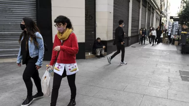 IVA: por las nuevas restricciones, tuvo la peor caída real contra la prepandemia desde agosto