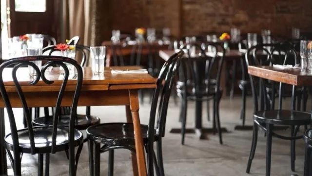 En una situación crítica, los gastronómicos piden abrir hasta la medianoche para subsistir  