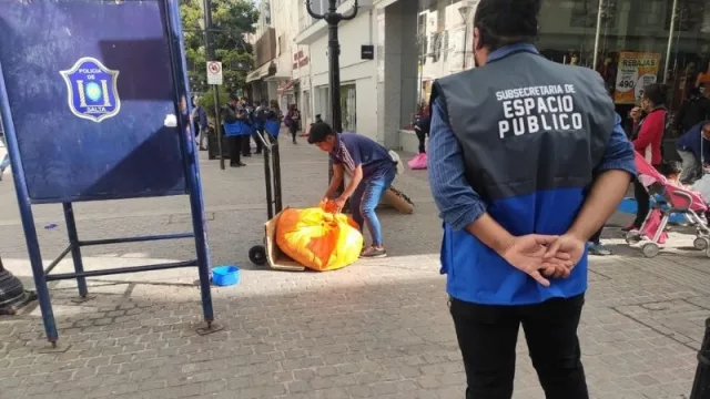 La Muni se puso dura y controla con firmeza el trabajo de vendedores ambulantes y manteros