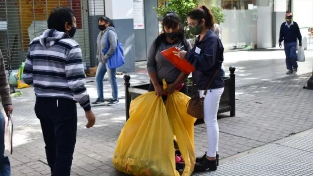 Contra el comercio ilegal: a través de un censo se busca conocer la realidad de cada vendedor ambulante y mantero