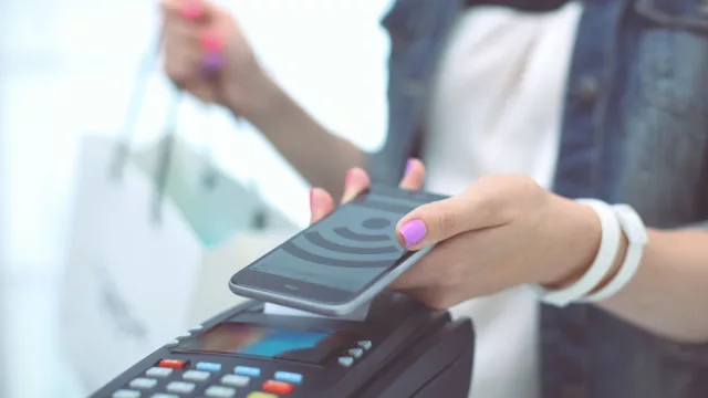 Tarjeta: se impone el débito en el comercio y pagos y retrocede el efectivo