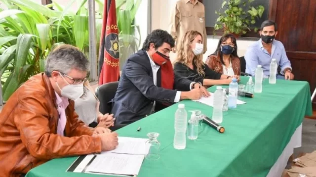 Alianza estratégica entre tabacaleros y cooperativas de mujeres, que confeccionarán 7.700 uniformes de trabajo