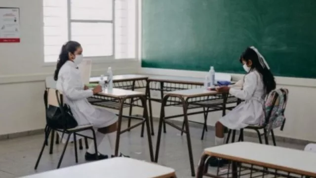 Inicio de clases: Librerías, casas de uniformes y los transportes escolares viven una realidad impensada