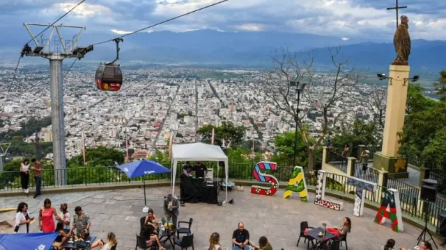 Desde la cima del Cerro San Bernardo invitan a disfrutar del atardecer de La Más Linda