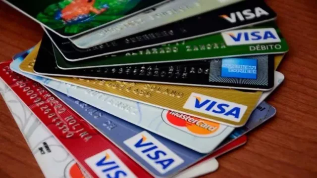 Tener una tarjeta de crédito pasó a costar hasta más de $ 1000 por mes