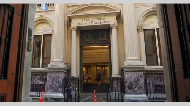 Súper cepo al dólar: empresas pararán inversiones y corren contrarreloj para evitar el default