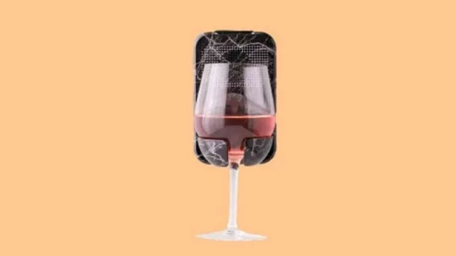 Lo que faltaba: un portacopa para tomar vino en la ducha