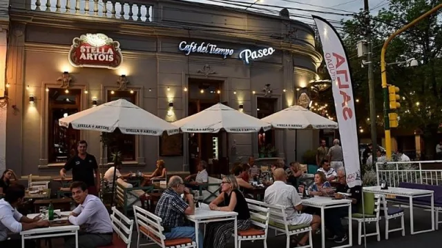 Locales de plaza Alvarado y Paseo Güemes sacaron sus mesas a la calle