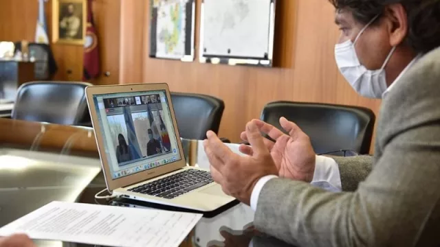 Buscan mejorar la conectividad a Internet de Salta mediante una red regional de fibra óptica