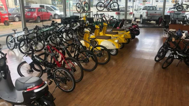 Aumenta la venta de triciclos, bicicletas y motos eléctricas (Wheele se expande en UY)