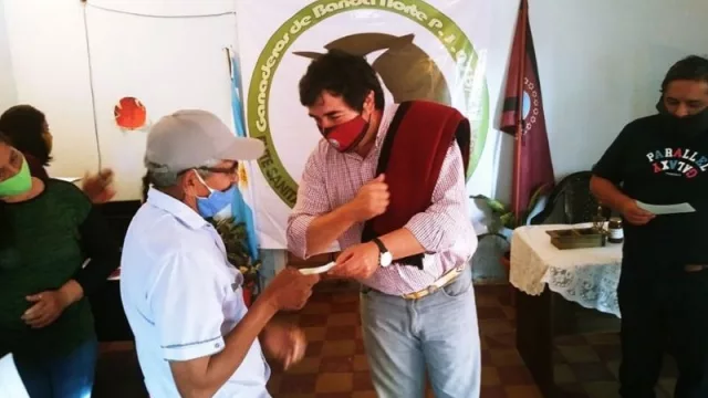 Para ayudar a recuperar la actividad económica, entregaron créditos blandos en varios puntos de la provincia