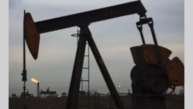 El petróleo en EE.UU. sigue con precios negativos y el desplome se traslada al Brent