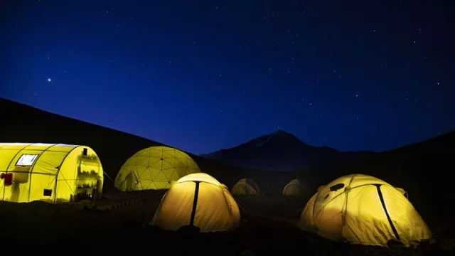 ¿Te gusta el turismo de aventura? Ahora podés alojarte en un campamento en la base del volcán Llullaillaco