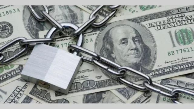 Por el recargo del 30%, en enero se derrumbaron las compras de dólares