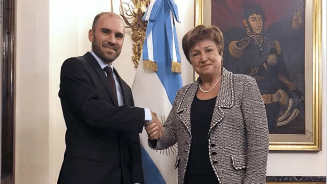 El Gobierno tensa la cuerda con el FMI y presiona por una quita de deuda