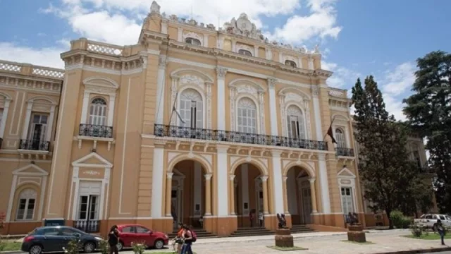 En Salta, los diputados también congelaron sus salarios por 180 días