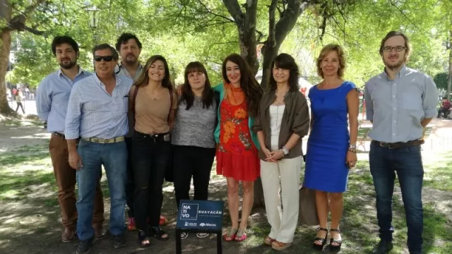 Con apoyo de Banco Macro, colocaron carteles educativos en los árboles de plaza 9 de Julio