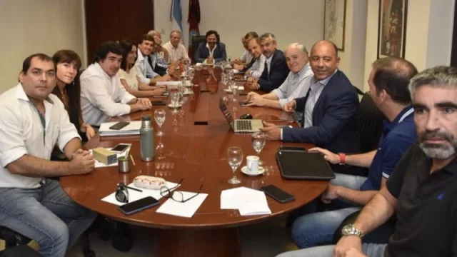 Se reunió con su gabinete: mañana asume Gustavo Sáenz en la gobernación