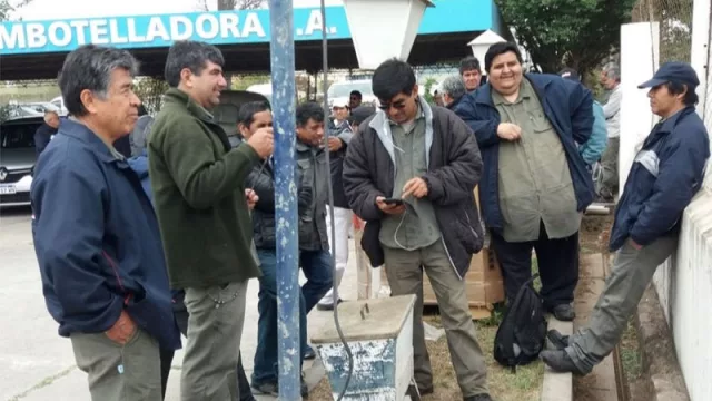 Protesta de los trabajadores: la embotelladora Talca tiene paralizada la planta y amenaza con cerrarla