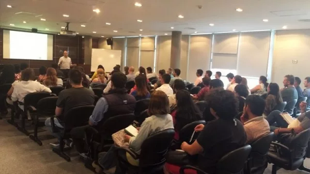 De la mano de la Fundación Itaú, más de 200 emprendedores recibieron formación en gestión comercial