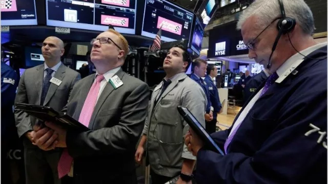 Nuevos focos de conflictos comerciales y temor a una recesión global pone presión a Wall Street y a la Fed