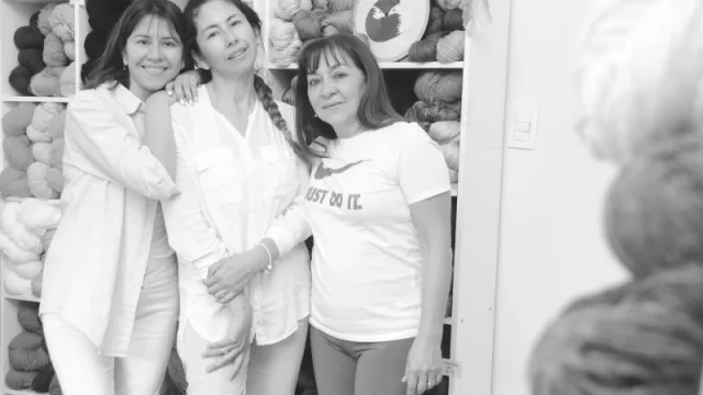 "Mil manos", tres generaciones de mujeres que tejen por inspiración