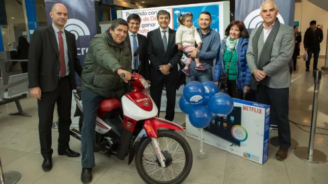 Banco Macro entregó las primeras motos a los clientes ganadores por usar su tarjeta de débito