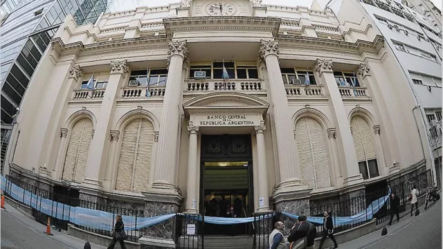 El BCRA flexibiliza su meta de base monetaria porque no llegaba a cumplirla en julio