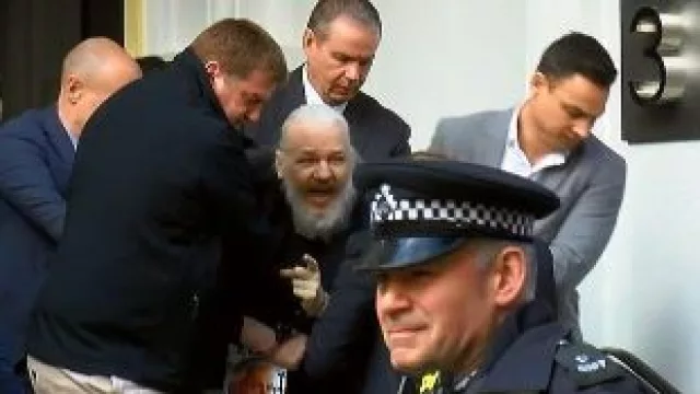 Wikileaks: Ecuador le retiró el asilo y Julian Assange fue detenido en Londres