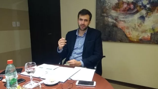 Emiliano Estrada, ministro de Economía: “Las paritarias hoy se negocian en un contexto nacional similar a 1999”