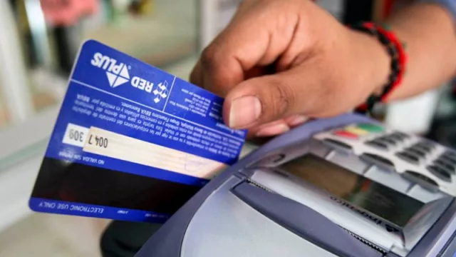 Defensa del Consumidor controla que los comercios de Salta reciban tarjetas de débito