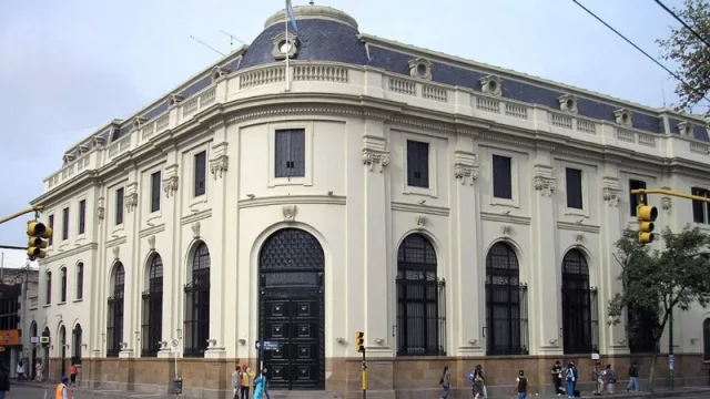 Multaron al Banco Nación por demoras en la atención a sus clientes